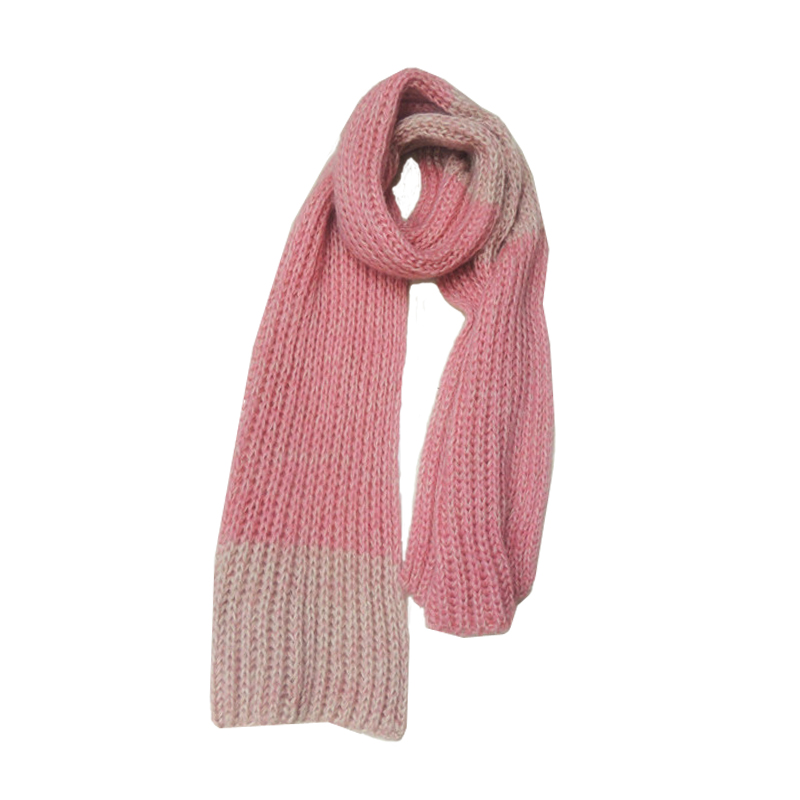 Fasgion knitted scarf